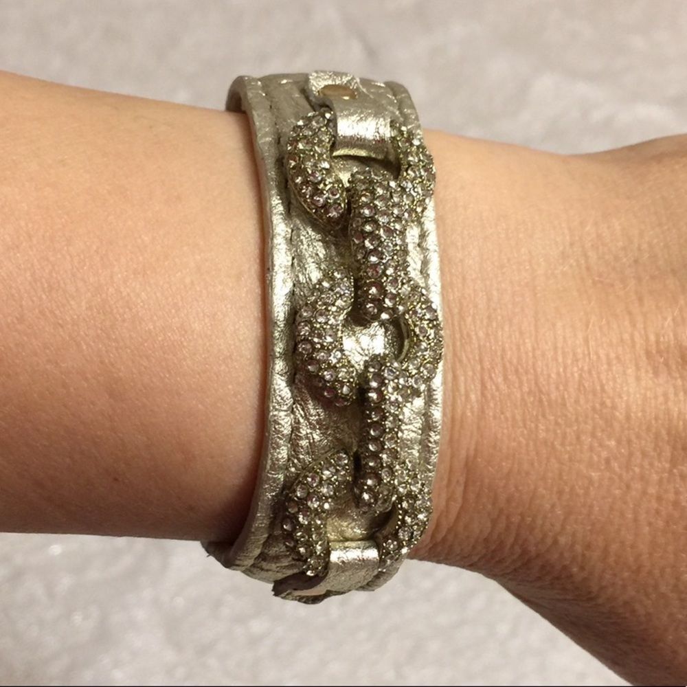 Cache beautiful bracelet with stones